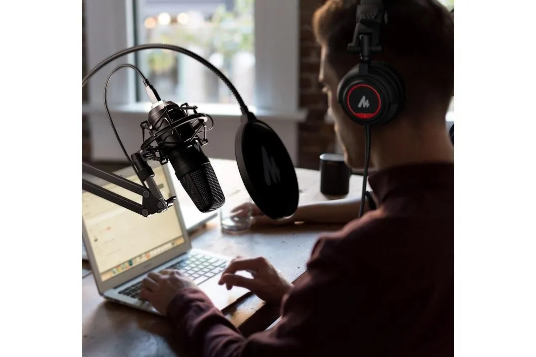 Maono Podcasting Microphone with Studio Headphones Kit